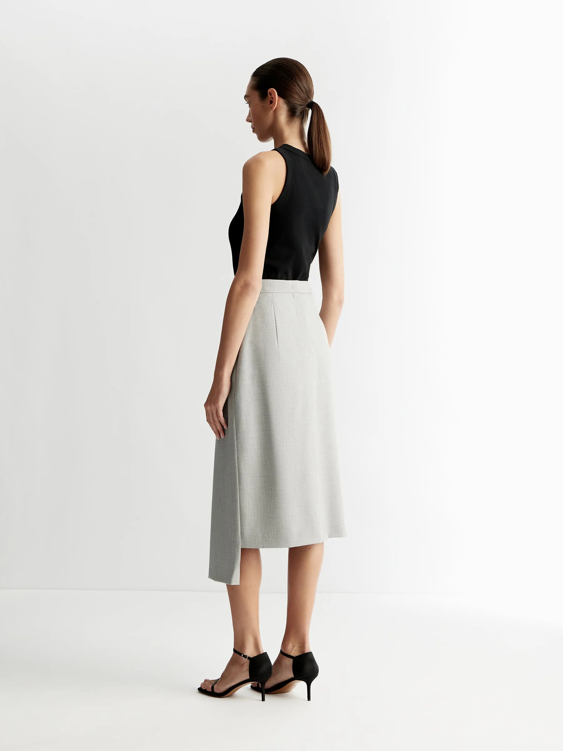 Asymmetric skirt